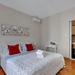 Mia Mirela Villa *